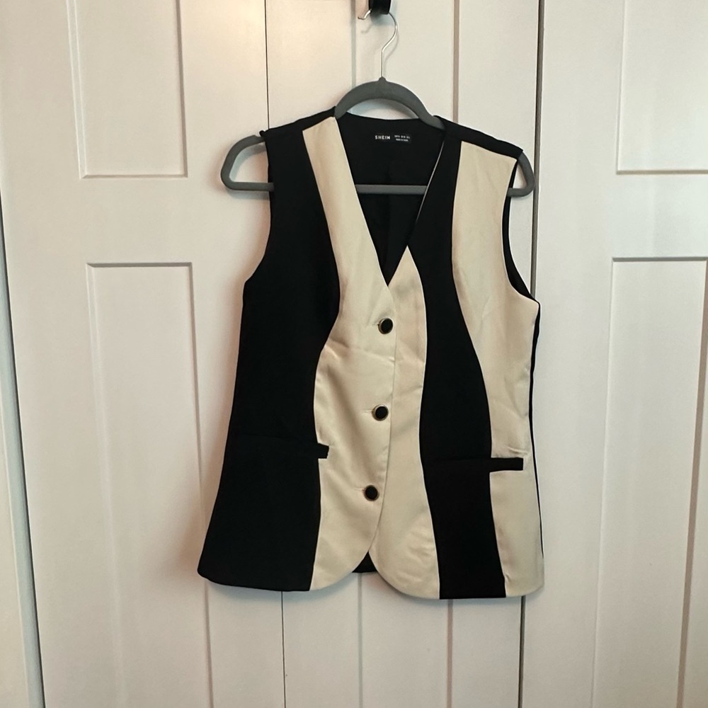 Chic Sleeveless Black and Cream Vest